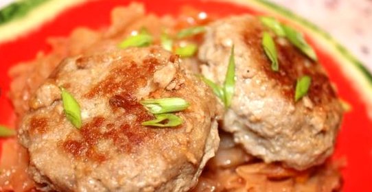 Котлеты из курицы и свинины.